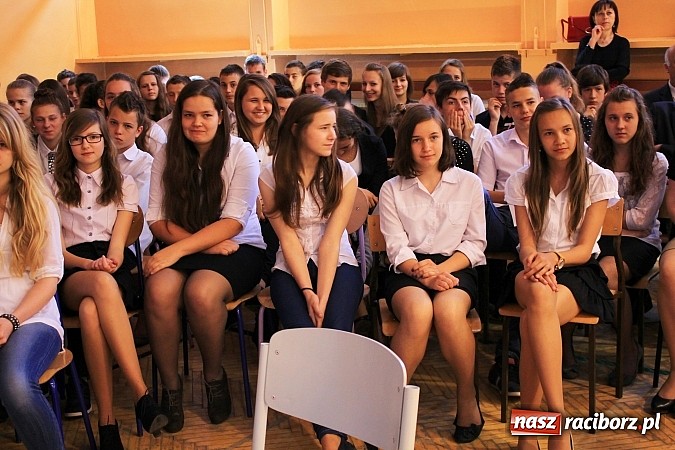 Zdjęcie w galerii na portalu naszraciborz.pl: W Zespole Szk&oacute;ł w Krzanowicach nagrodzono młodych artyst&oacute;w wiadomości z regionu