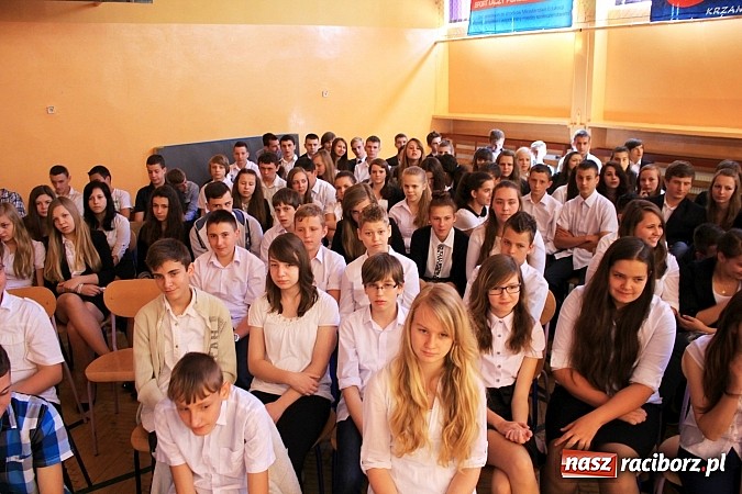 Zdjęcie w galerii na portalu naszraciborz.pl: W Zespole Szk&oacute;ł w Krzanowicach nagrodzono młodych artyst&oacute;w wiadomości z regionu