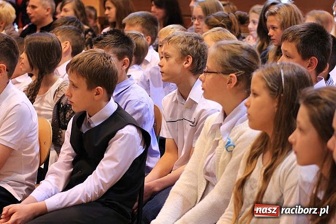 Zdjęcie w galerii na portalu naszraciborz.pl: W Zespole Szk&oacute;ł w Krzanowicach nagrodzono młodych artyst&oacute;w wiadomości z regionu