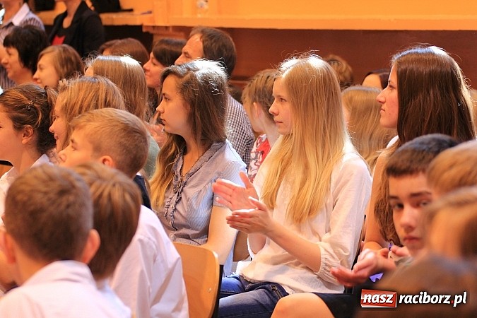 Zdjęcie w galerii na portalu naszraciborz.pl: W Zespole Szk&oacute;ł w Krzanowicach nagrodzono młodych artyst&oacute;w wiadomości z regionu