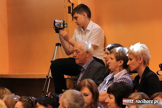 Zdjęcie w galerii na portalu naszraciborz.pl: W Zespole Szk&oacute;ł w Krzanowicach nagrodzono młodych artyst&oacute;w wiadomości z regionu