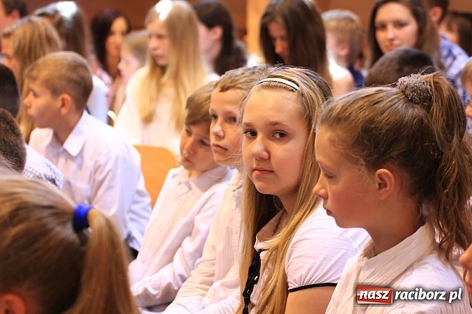 Zdjęcie w galerii na portalu naszraciborz.pl: W Zespole Szk&oacute;ł w Krzanowicach nagrodzono młodych artyst&oacute;w wiadomości z regionu