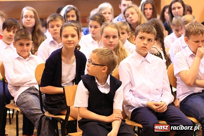 Zdjęcie w galerii na portalu naszraciborz.pl: W Zespole Szk&oacute;ł w Krzanowicach nagrodzono młodych artyst&oacute;w wiadomości z regionu