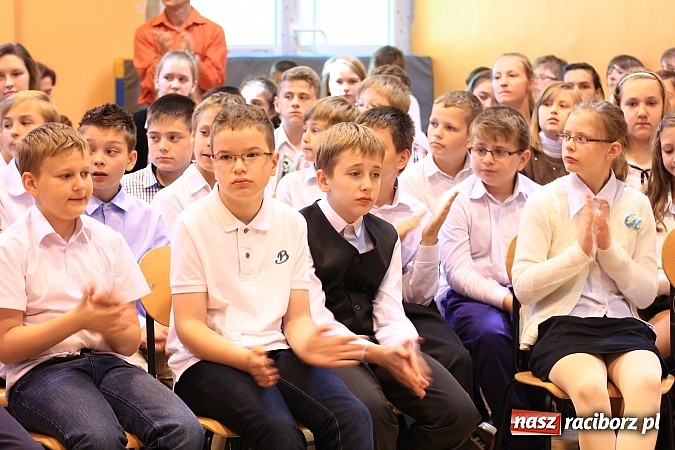 Zdjęcie w galerii na portalu naszraciborz.pl: W Zespole Szk&oacute;ł w Krzanowicach nagrodzono młodych artyst&oacute;w wiadomości z regionu