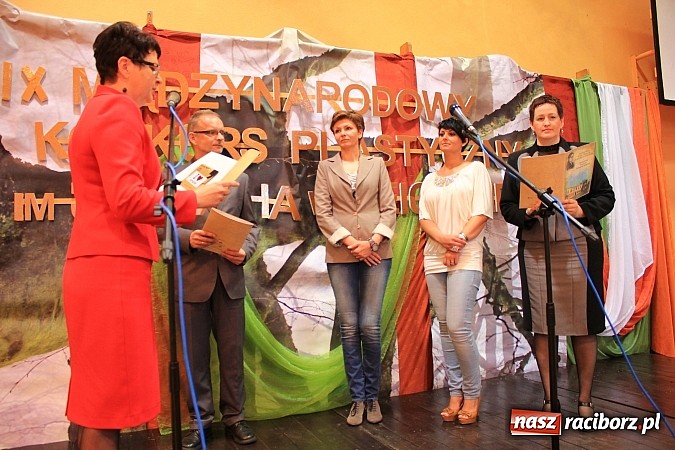 Zdjęcie w galerii na portalu naszraciborz.pl: W Zespole Szk&oacute;ł w Krzanowicach nagrodzono młodych artyst&oacute;w wiadomości z regionu