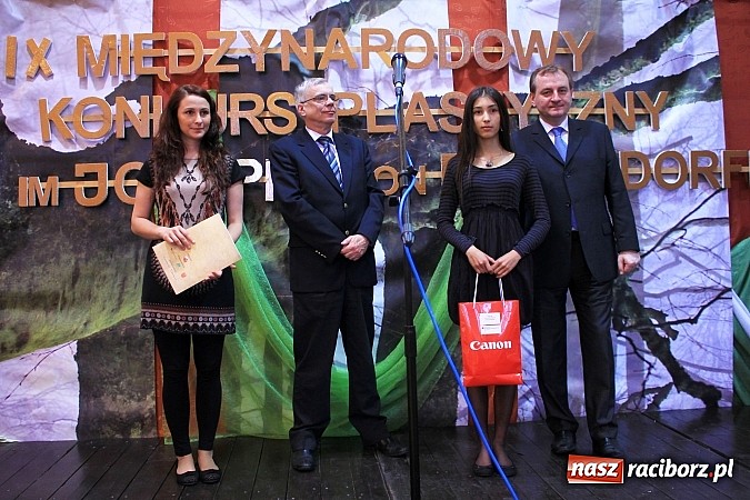 Zdjęcie w galerii na portalu naszraciborz.pl: W Zespole Szk&oacute;ł w Krzanowicach nagrodzono młodych artyst&oacute;w wiadomości z regionu