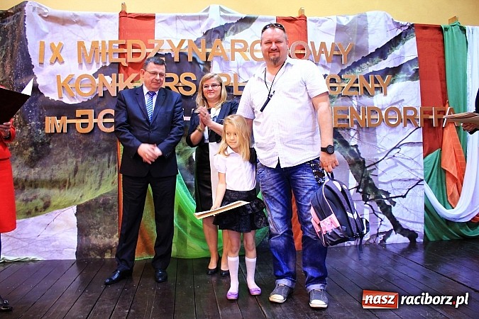 Zdjęcie w galerii na portalu naszraciborz.pl: W Zespole Szk&oacute;ł w Krzanowicach nagrodzono młodych artyst&oacute;w wiadomości z regionu