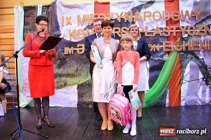 Zdjęcie w galerii na portalu naszraciborz.pl: W Zespole Szk&oacute;ł w Krzanowicach nagrodzono młodych artyst&oacute;w wiadomości z regionu