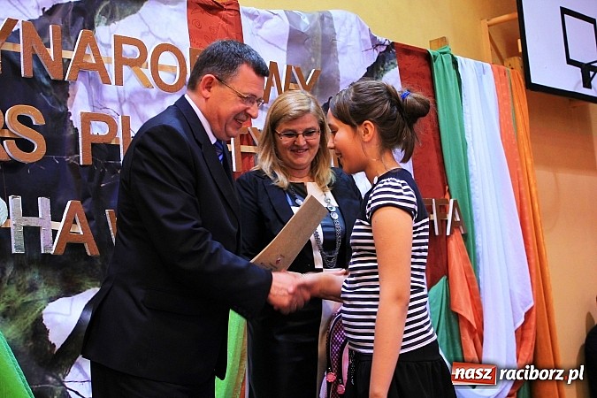 Zdjęcie w galerii na portalu naszraciborz.pl: W Zespole Szk&oacute;ł w Krzanowicach nagrodzono młodych artyst&oacute;w wiadomości z regionu