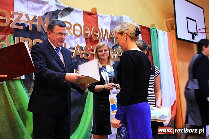 Zdjęcie w galerii na portalu naszraciborz.pl: W Zespole Szk&oacute;ł w Krzanowicach nagrodzono młodych artyst&oacute;w wiadomości z regionu