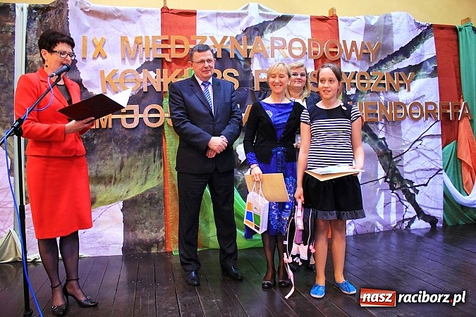 Zdjęcie w galerii na portalu naszraciborz.pl: W Zespole Szk&oacute;ł w Krzanowicach nagrodzono młodych artyst&oacute;w wiadomości z regionu