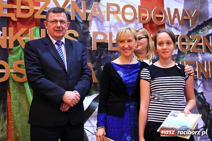 Zdjęcie w galerii na portalu naszraciborz.pl: W Zespole Szk&oacute;ł w Krzanowicach nagrodzono młodych artyst&oacute;w wiadomości z regionu