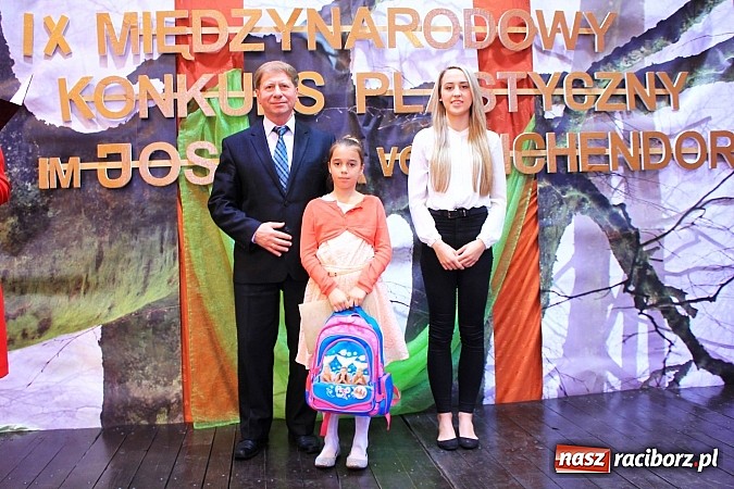 Zdjęcie w galerii na portalu naszraciborz.pl: W Zespole Szk&oacute;ł w Krzanowicach nagrodzono młodych artyst&oacute;w wiadomości z regionu