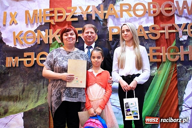 Zdjęcie w galerii na portalu naszraciborz.pl: W Zespole Szk&oacute;ł w Krzanowicach nagrodzono młodych artyst&oacute;w wiadomości z regionu