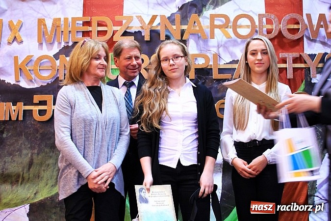 Zdjęcie w galerii na portalu naszraciborz.pl: W Zespole Szk&oacute;ł w Krzanowicach nagrodzono młodych artyst&oacute;w wiadomości z regionu