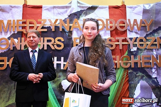 Zdjęcie w galerii na portalu naszraciborz.pl: W Zespole Szk&oacute;ł w Krzanowicach nagrodzono młodych artyst&oacute;w wiadomości z regionu