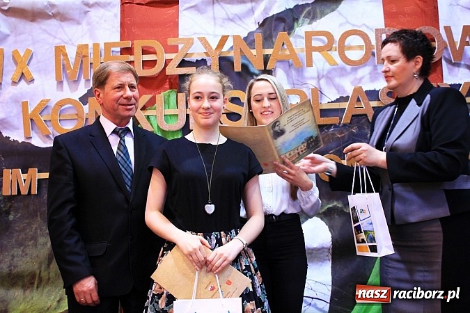 Zdjęcie w galerii na portalu naszraciborz.pl: W Zespole Szk&oacute;ł w Krzanowicach nagrodzono młodych artyst&oacute;w wiadomości z regionu