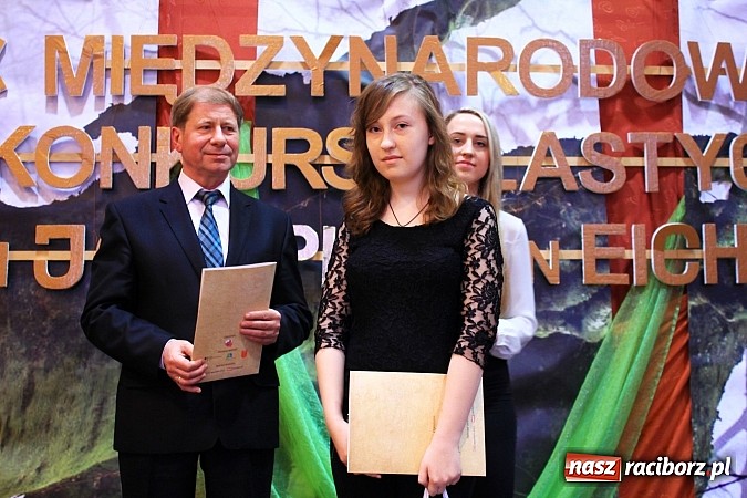 Zdjęcie w galerii na portalu naszraciborz.pl: W Zespole Szk&oacute;ł w Krzanowicach nagrodzono młodych artyst&oacute;w wiadomości z regionu