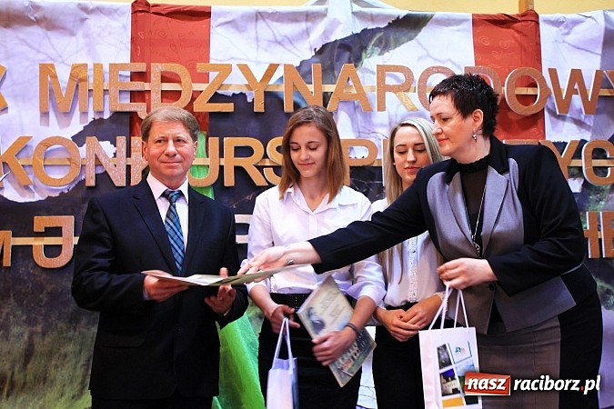 Zdjęcie w galerii na portalu naszraciborz.pl: W Zespole Szk&oacute;ł w Krzanowicach nagrodzono młodych artyst&oacute;w wiadomości z regionu