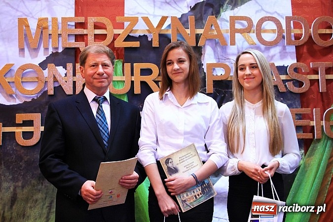 Zdjęcie w galerii na portalu naszraciborz.pl: W Zespole Szk&oacute;ł w Krzanowicach nagrodzono młodych artyst&oacute;w wiadomości z regionu