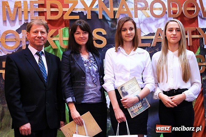 Zdjęcie w galerii na portalu naszraciborz.pl: W Zespole Szk&oacute;ł w Krzanowicach nagrodzono młodych artyst&oacute;w wiadomości z regionu