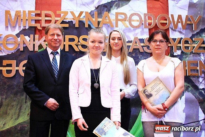 Zdjęcie w galerii na portalu naszraciborz.pl: W Zespole Szk&oacute;ł w Krzanowicach nagrodzono młodych artyst&oacute;w wiadomości z regionu