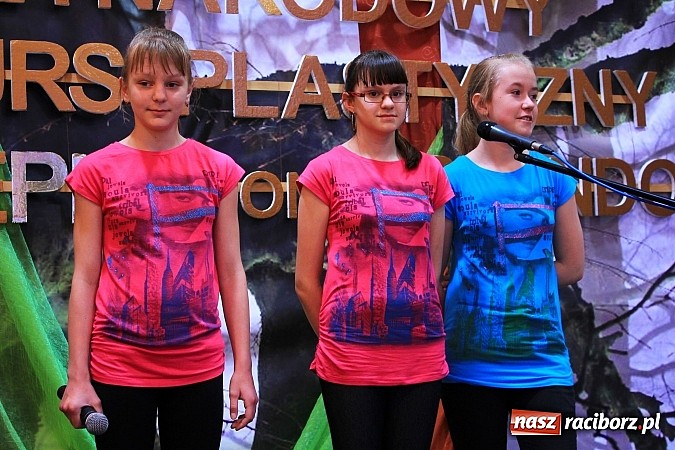 Zdjęcie w galerii na portalu naszraciborz.pl: W Zespole Szk&oacute;ł w Krzanowicach nagrodzono młodych artyst&oacute;w wiadomości z regionu