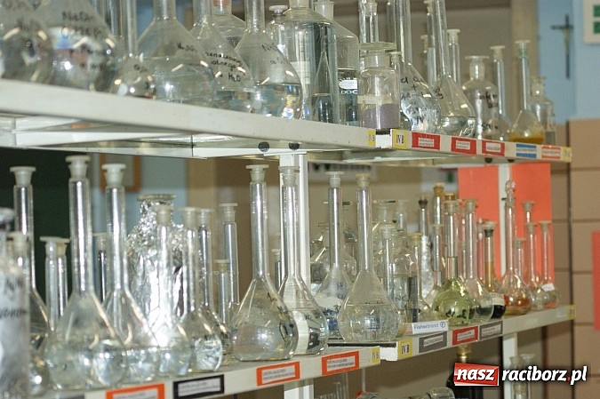 Zdjęcie w galerii na portalu naszraciborz.pl: Chemia pieniądza - ZSZ kusi gimnazjalistów  wiadomości z regionu