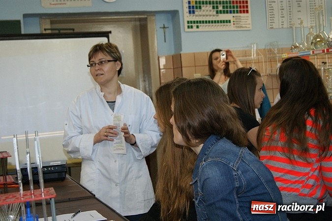 Zdjęcie w galerii na portalu naszraciborz.pl: Chemia pieniądza - ZSZ kusi gimnazjalistów  wiadomości z regionu