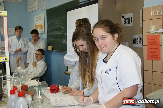 Zdjęcie w galerii na portalu naszraciborz.pl: Chemia pieniądza - ZSZ kusi gimnazjalistów  wiadomości z regionu