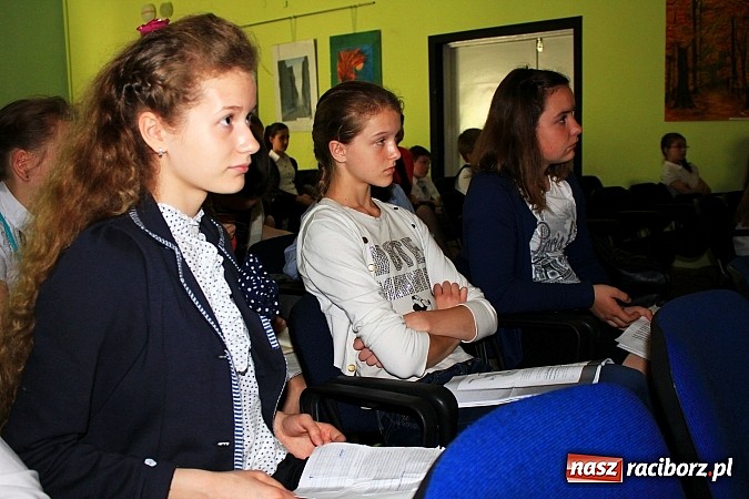 Zdjęcie w galerii na portalu naszraciborz.pl: Recytatorskie zmagania w ramach Festiwalu Twórczości Artystycznej wiadomości z regionu