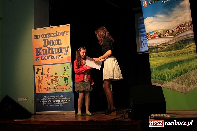 Zdjęcie w galerii na portalu naszraciborz.pl: Recytatorskie zmagania w ramach Festiwalu Twórczości Artystycznej wiadomości z regionu