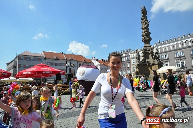 Zdjęcie w galerii na portalu naszraciborz.pl: Studencki kolorowy happening na Rynku wiadomości z regionu