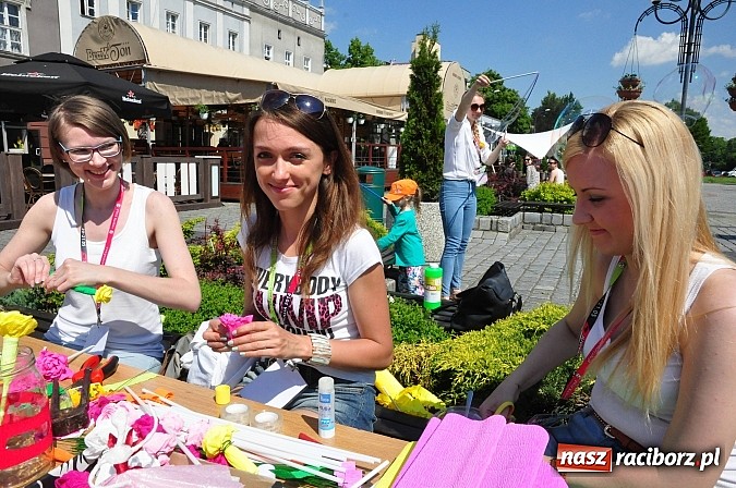Zdjęcie w galerii na portalu naszraciborz.pl: Studencki kolorowy happening na Rynku wiadomości z regionu