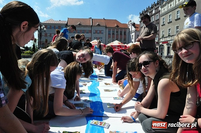 Zdjęcie w galerii na portalu naszraciborz.pl: Studencki kolorowy happening na Rynku wiadomości z regionu