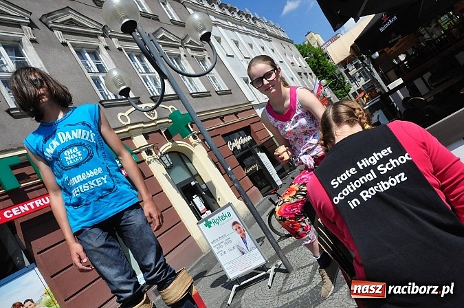 Zdjęcie w galerii na portalu naszraciborz.pl: Studencki kolorowy happening na Rynku wiadomości z regionu