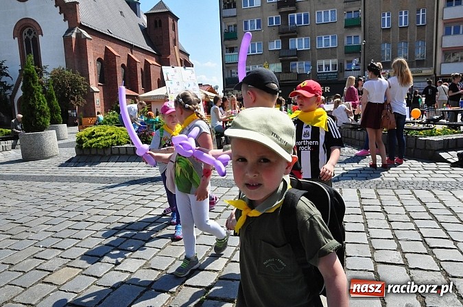 Zdjęcie w galerii na portalu naszraciborz.pl: Studencki kolorowy happening na Rynku wiadomości z regionu