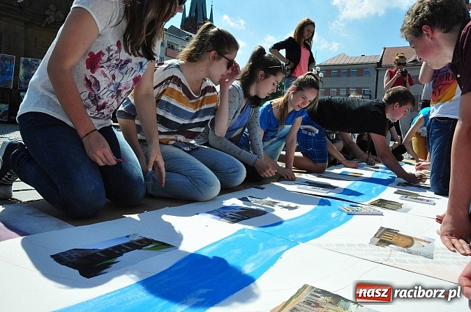 Zdjęcie w galerii na portalu naszraciborz.pl: Studencki kolorowy happening na Rynku wiadomości z regionu