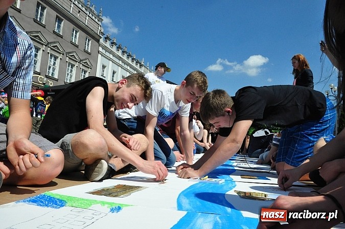 Zdjęcie w galerii na portalu naszraciborz.pl: Studencki kolorowy happening na Rynku wiadomości z regionu