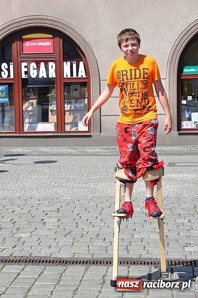 Zdjęcie w galerii na portalu naszraciborz.pl: Studencki kolorowy happening na Rynku wiadomości z regionu