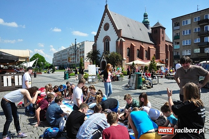 Zdjęcie w galerii na portalu naszraciborz.pl: Studencki kolorowy happening na Rynku wiadomości z regionu