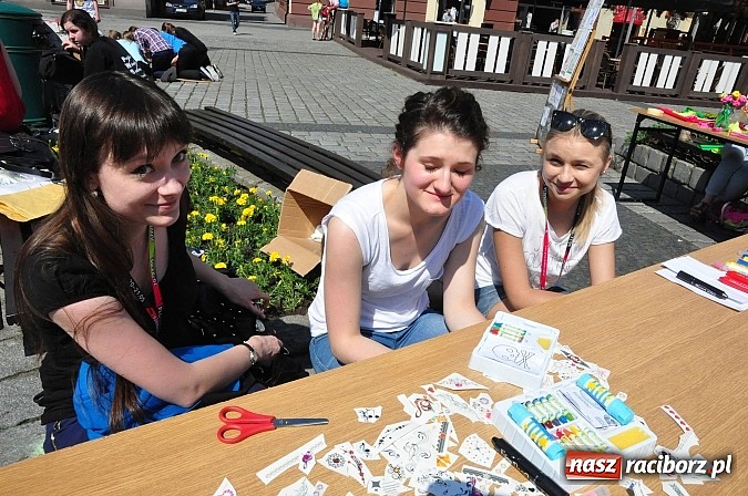 Zdjęcie w galerii na portalu naszraciborz.pl: Studencki kolorowy happening na Rynku wiadomości z regionu