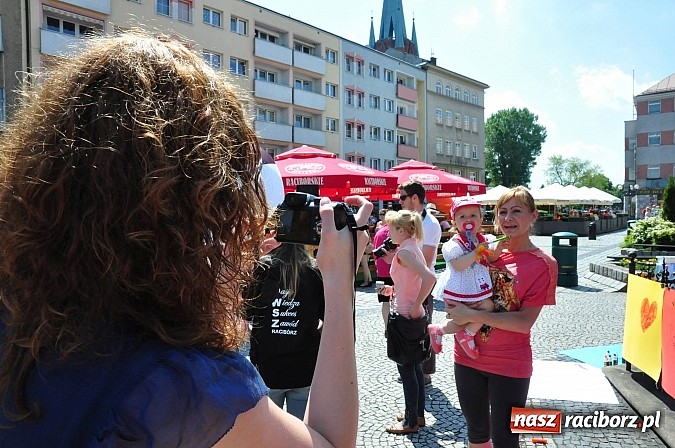 Zdjęcie w galerii na portalu naszraciborz.pl: Studencki kolorowy happening na Rynku wiadomości z regionu