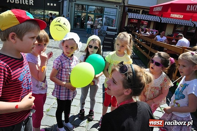 Zdjęcie w galerii na portalu naszraciborz.pl: Studencki kolorowy happening na Rynku wiadomości z regionu