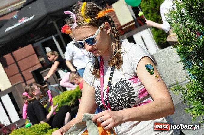 Zdjęcie w galerii na portalu naszraciborz.pl: Studencki kolorowy happening na Rynku wiadomości z regionu