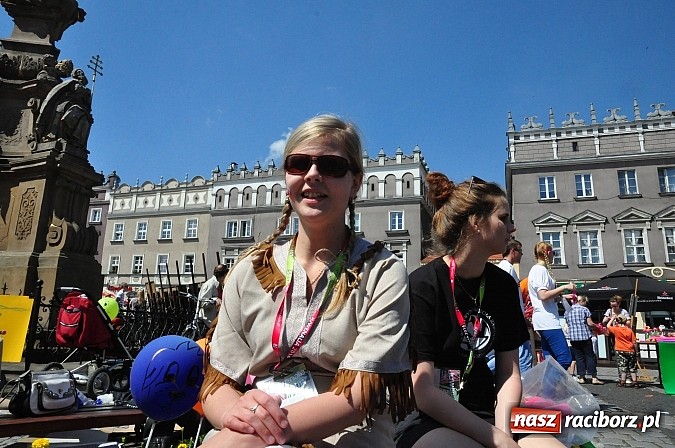 Zdjęcie w galerii na portalu naszraciborz.pl: Studencki kolorowy happening na Rynku wiadomości z regionu