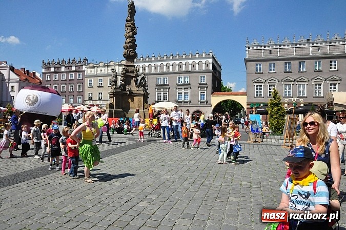 Zdjęcie w galerii na portalu naszraciborz.pl: Studencki kolorowy happening na Rynku wiadomości z regionu