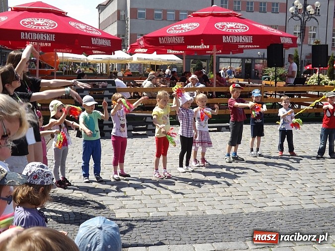 Zdjęcie w galerii na portalu naszraciborz.pl: Studencki kolorowy happening na Rynku wiadomości z regionu