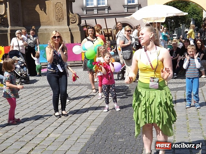 Zdjęcie w galerii na portalu naszraciborz.pl: Studencki kolorowy happening na Rynku wiadomości z regionu