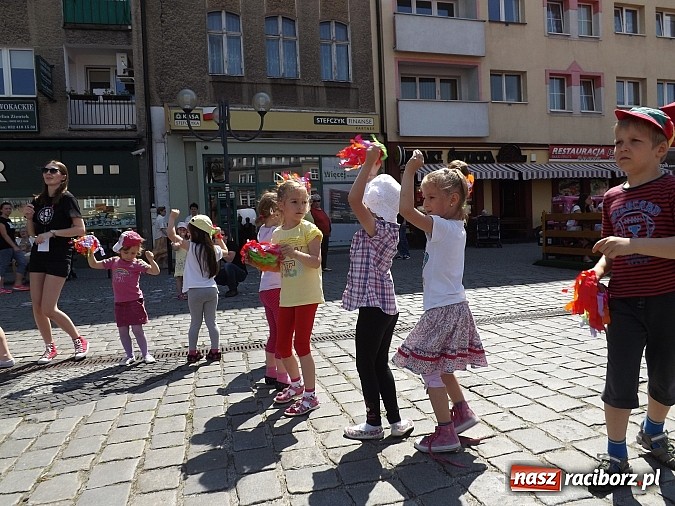 Zdjęcie w galerii na portalu naszraciborz.pl: Studencki kolorowy happening na Rynku wiadomości z regionu